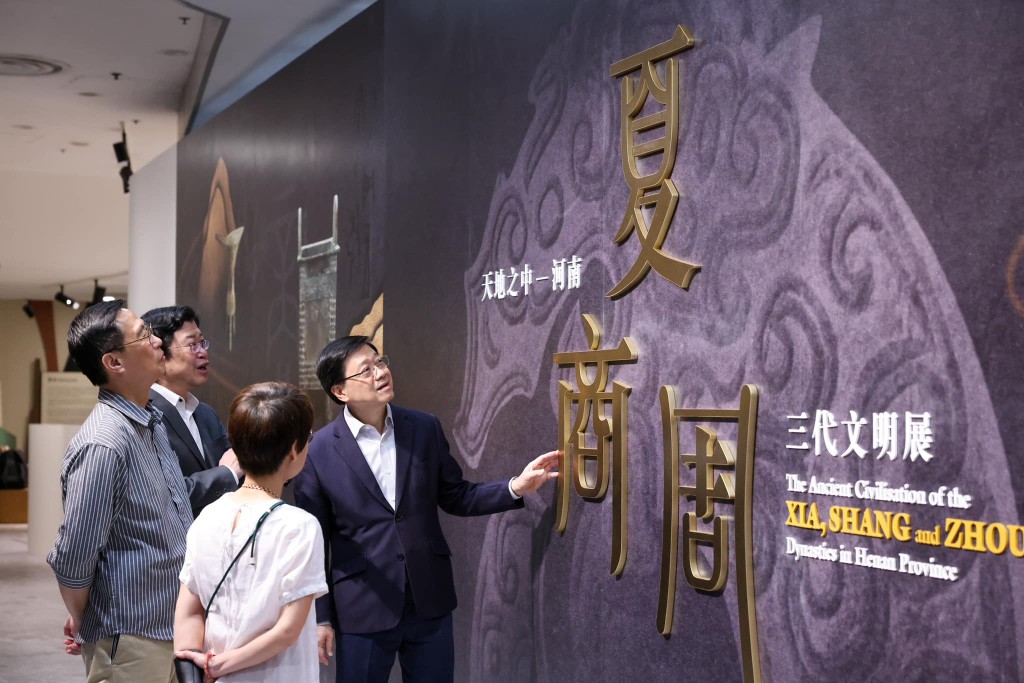 李家超到香港历史博物馆预览河南夏商周三代文明展。李家超FB