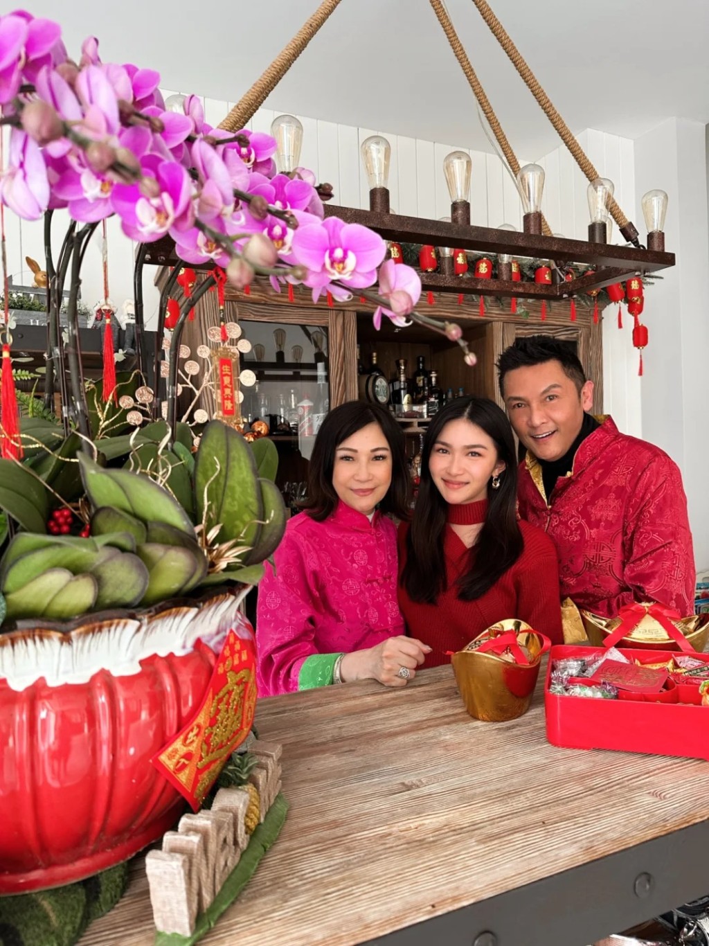 去年的新年，关礼杰、太太梁安娜和女儿关枫馨穿上红色华服跟大家拜年。