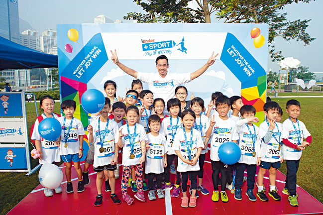 ■陈豪出席儿童马拉松活动，与众小健儿合照。