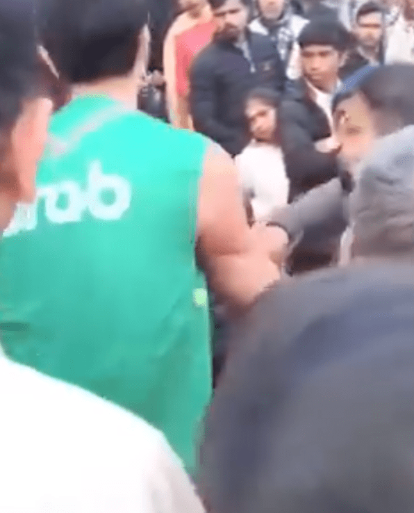 遊客感受到人身威脅,最終狼狽離開現場。 遊客感受到人身威脅,最終狼狽離開現場。