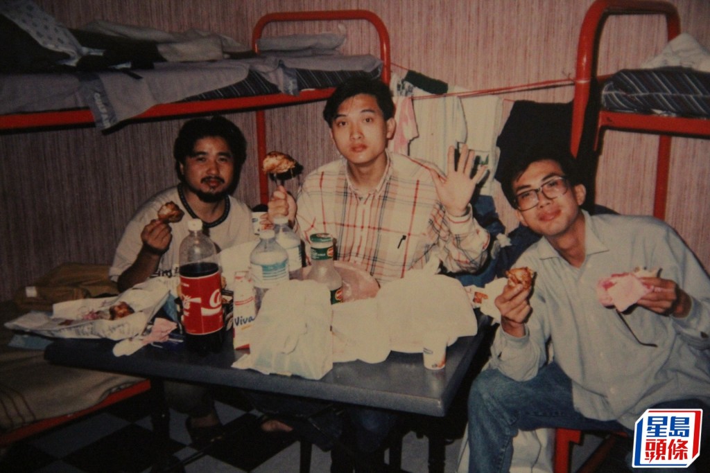 古明华（左）与陈锦鸿（中）在演艺毕业后曾到荷兰旅行。