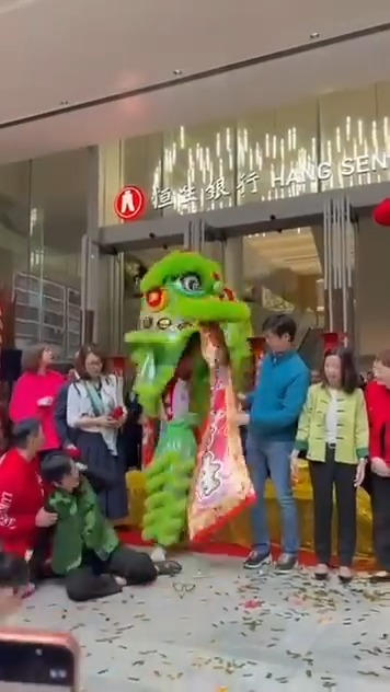 該名女士向前並跌在地上。 該名女士向前並跌在地上。