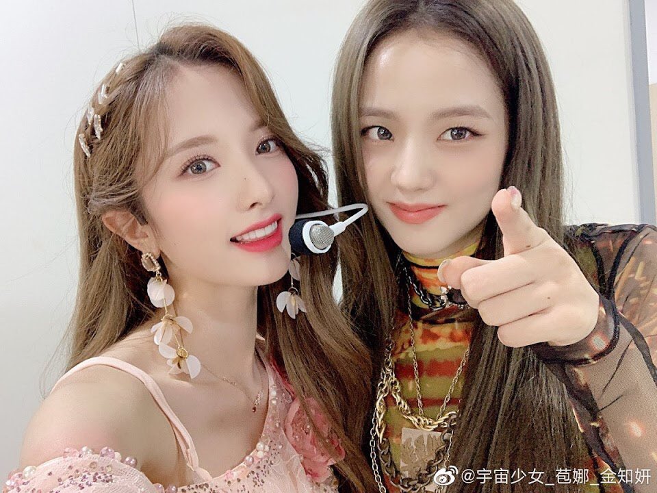 JISOO(右)與苞娜因年紀相近而成為好朋友。