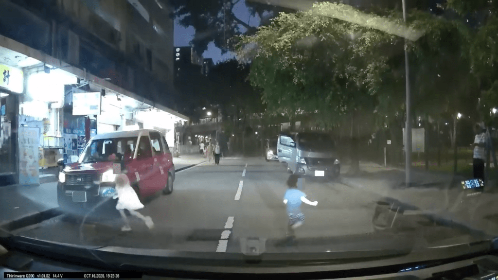 兩名幼童事後各自跑向行人路。Facebook 車cam L（香港群組）影片截圖