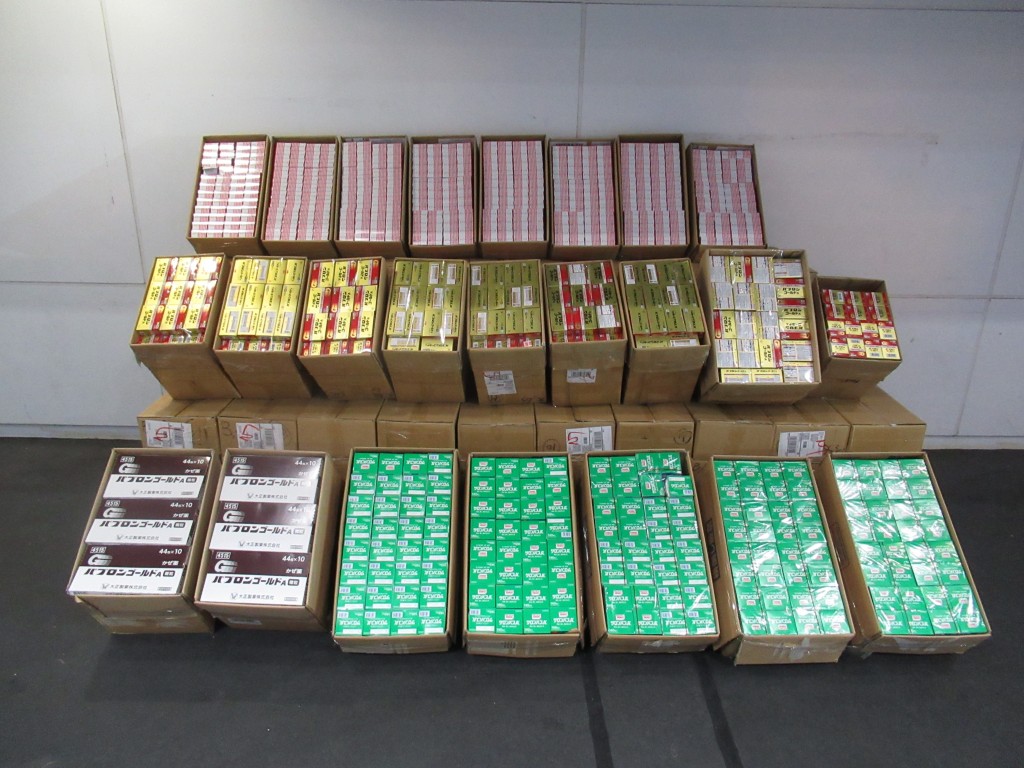 部分於昨日(9月29日)檢獲的懷疑非法進口藥物。海關圖片