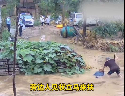 民警拒絕摔倒水中的長者求救，轉身離開。抖音＠中安在線