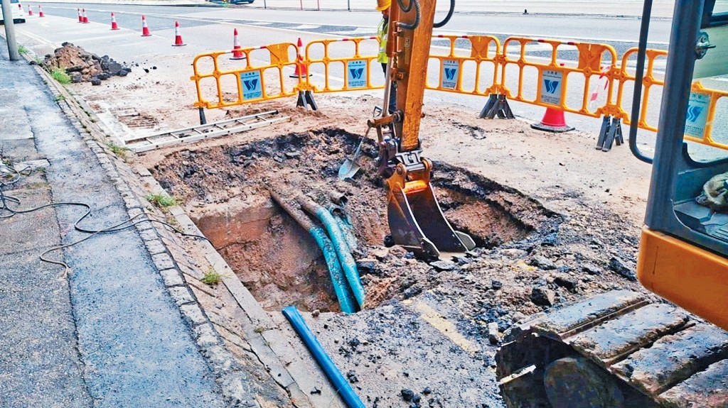 將軍澳環保大道入工業邨方向近昭信路迴旋處昨晨有水管滲漏。