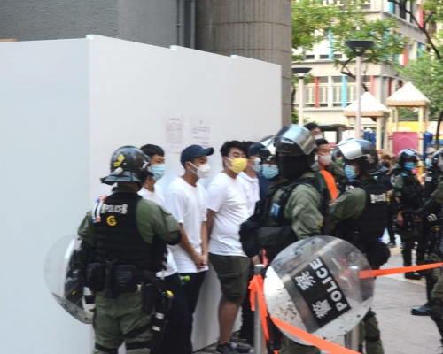 警方截查聚集人士。