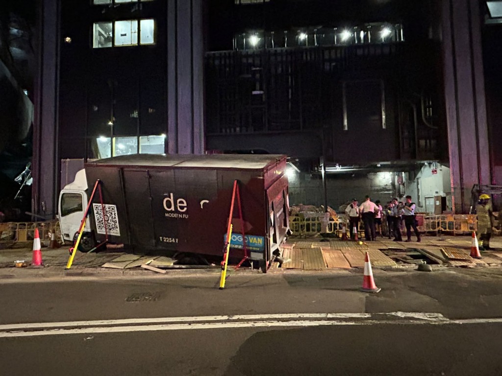 消防用工具協助支撐貨車。