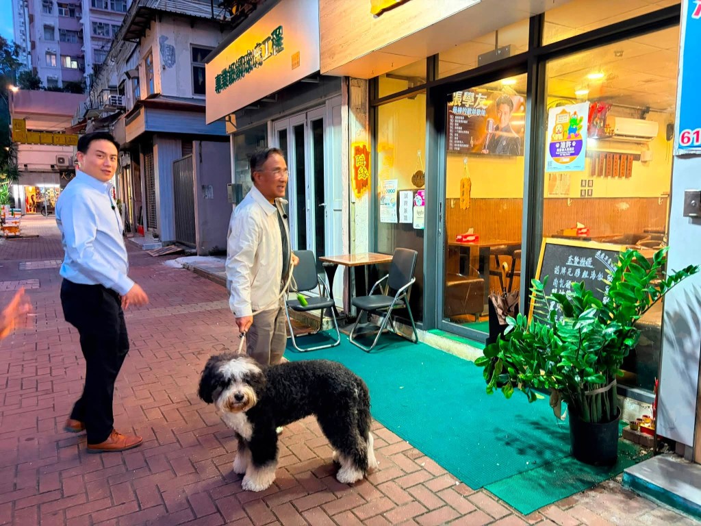 田北辰孖徒弟莊豪鋒攜同女兒飼養的伯恩山貴婦犬「Aspen」，前往屯門一間以湯飯聞名的小店親身測試。