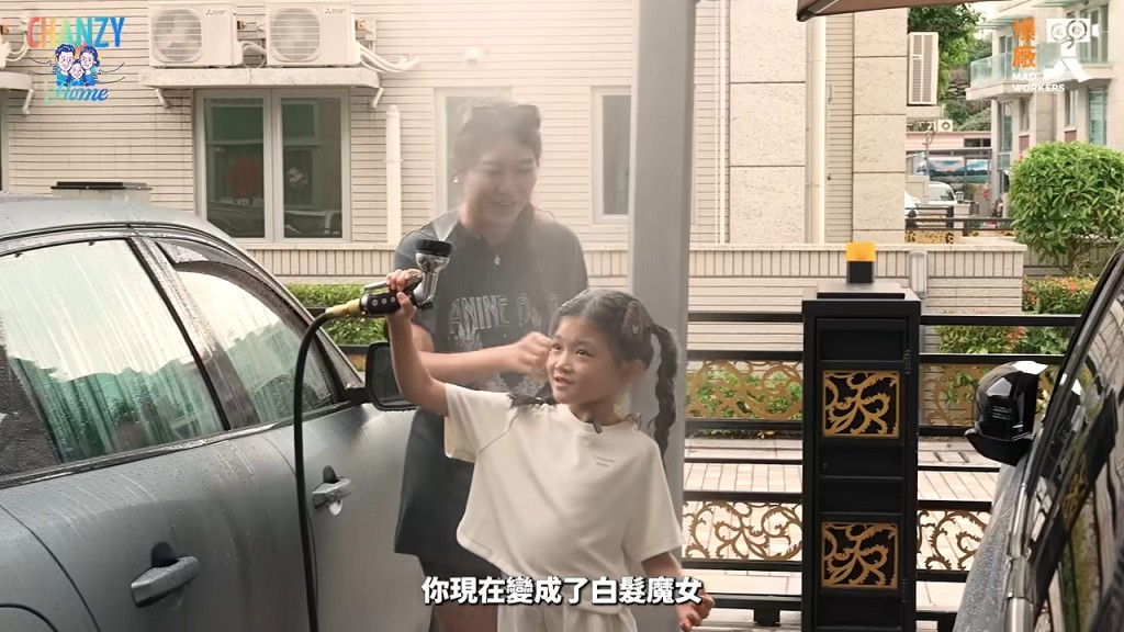 兩母女互相射水,小豬比的頭髮沾滿泡沫,場面搞笑。 兩母女互相射水,小豬比的頭髮沾滿泡沫,場面搞笑。