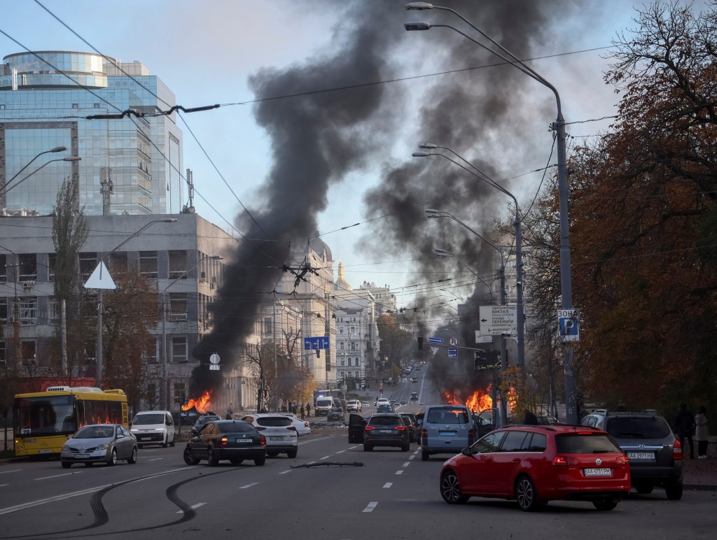 俄羅斯在烏克蘭基輔發動導彈襲擊後，多處有汽車着火。路透