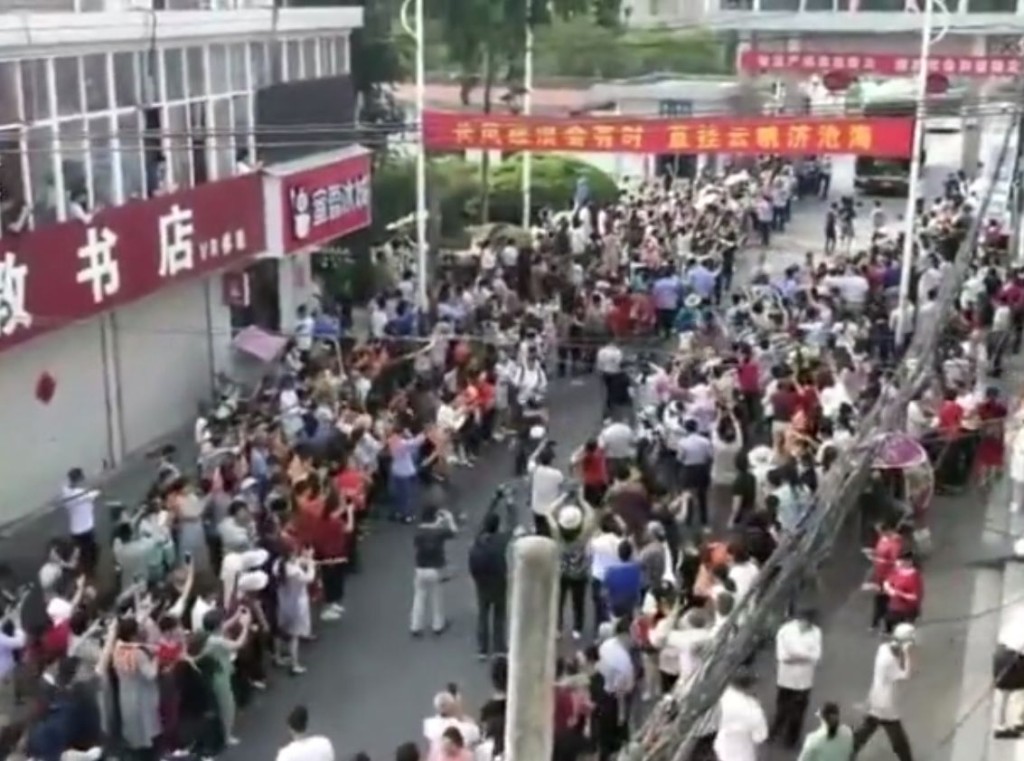 毛坦廠中學今早再以旅遊巴接載考生前往考場。網圖