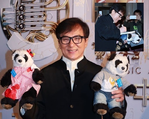成龍帶熊貓公仔周遊列國,獲粉絲送基金,留作將來做善事。