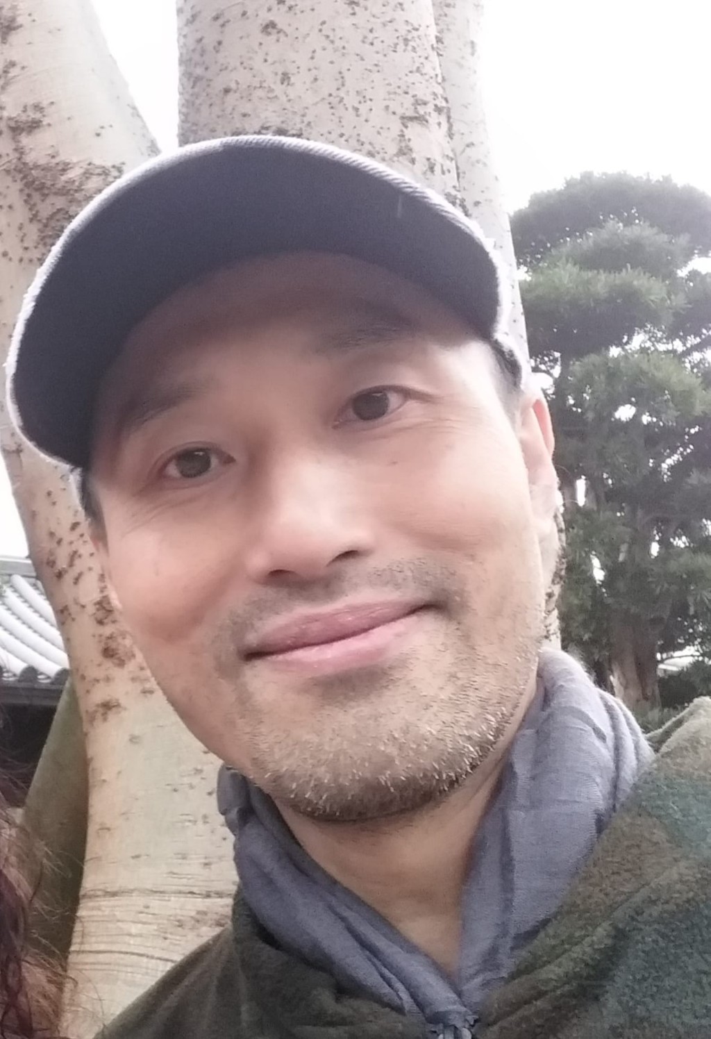 3、4年前有人上載王偉樑近照，戴上帽子、滿臉鬍鬚，但看起來精神不錯。