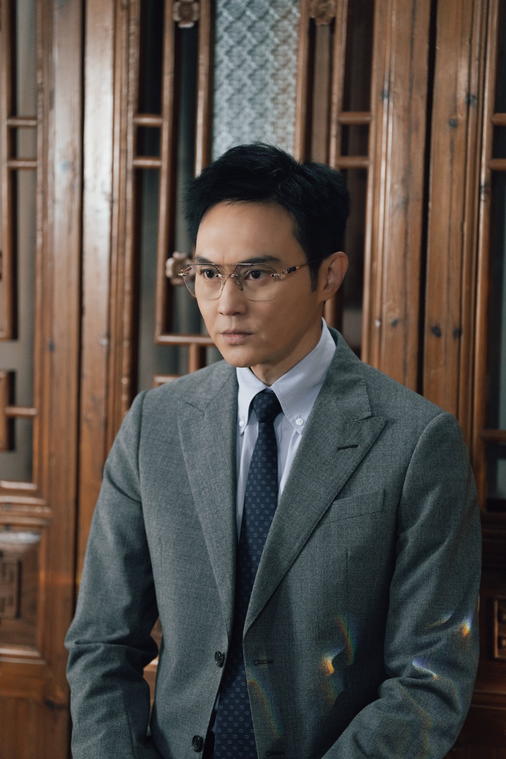 與張曦雯拍爭議裸戲場面的是張智霖。