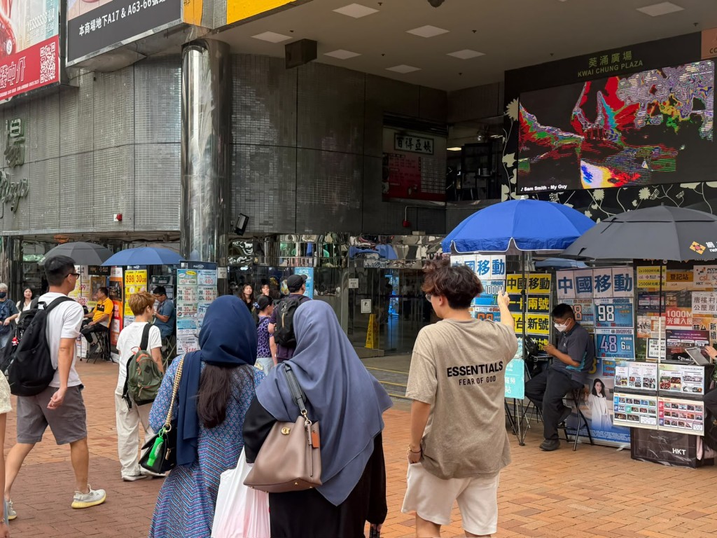 二手書店年輕員工會陪同買書客人進入葵廣。 二手書店年輕員工會陪同買書客人進入葵廣。