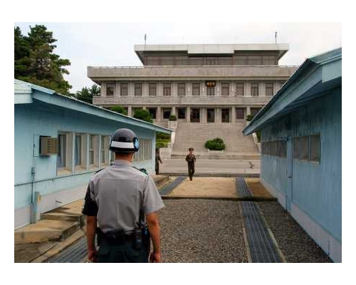 韓國憲兵(前)和朝鮮人民軍軍官分別在軍事分界線兩側執勤。新華社