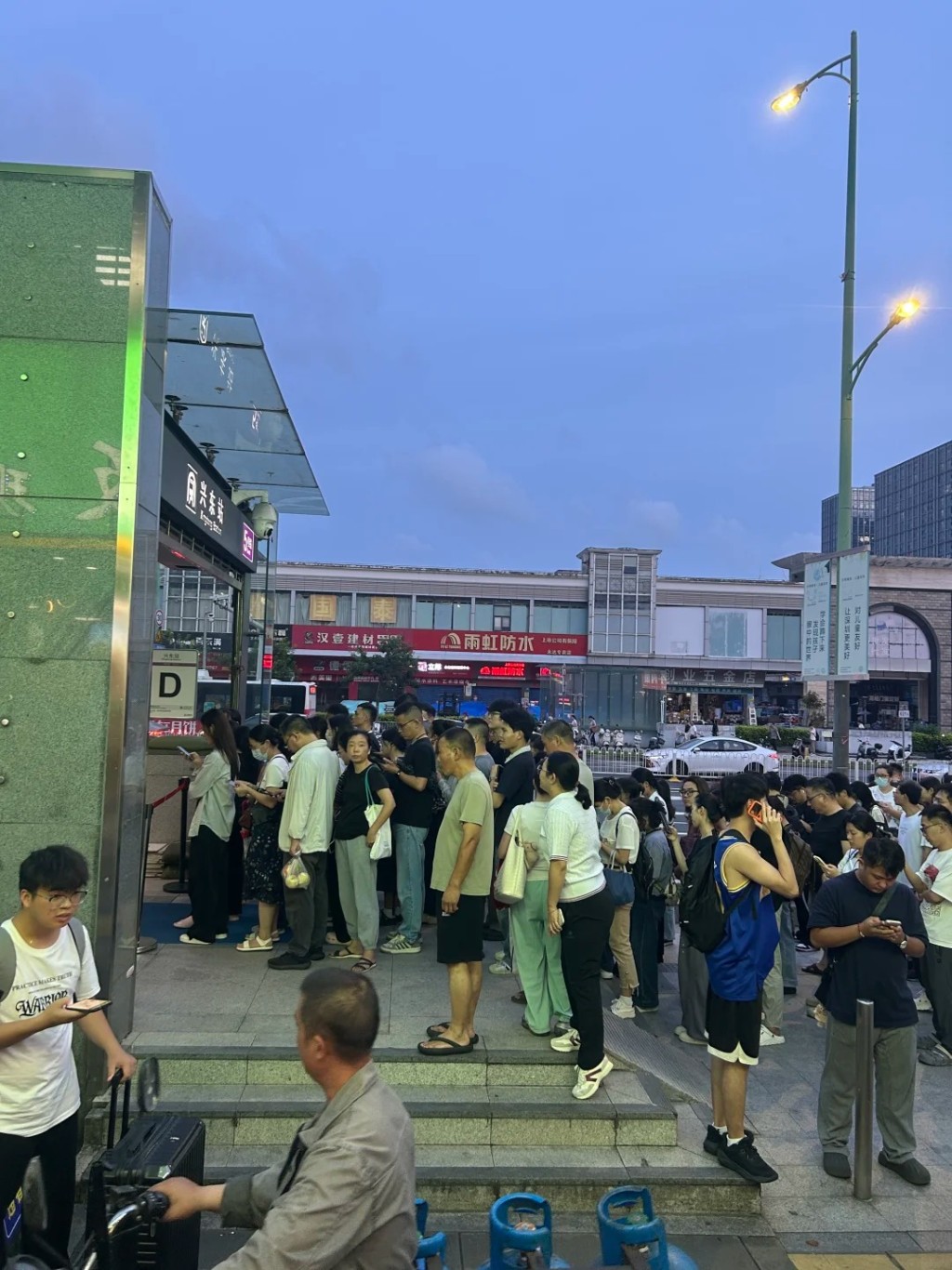 深圳地铁20日起严查入站市民，令通过安检的时间大幅增加。小红书