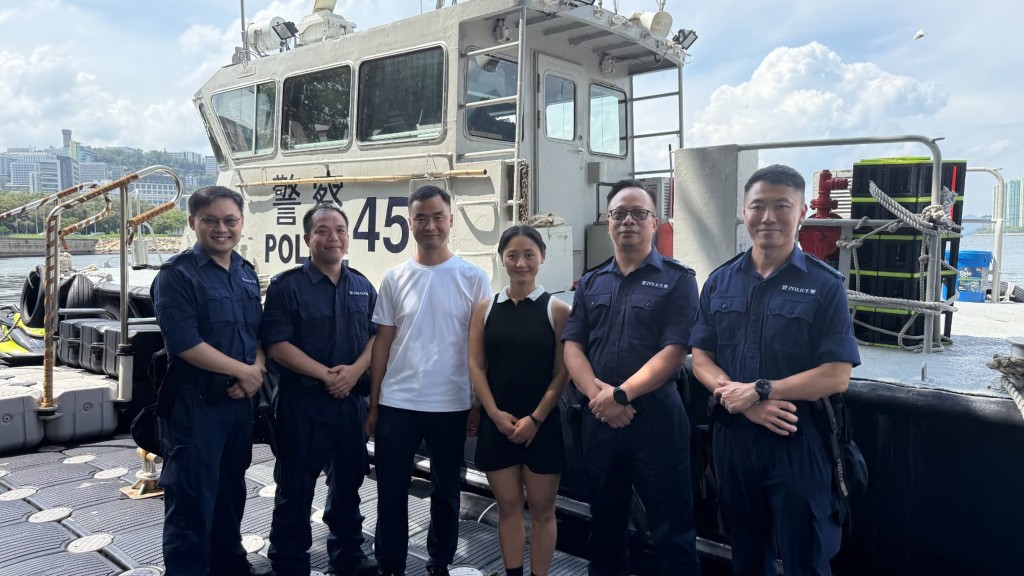  事主施女士與同行友人到水警基地向人員致謝。
