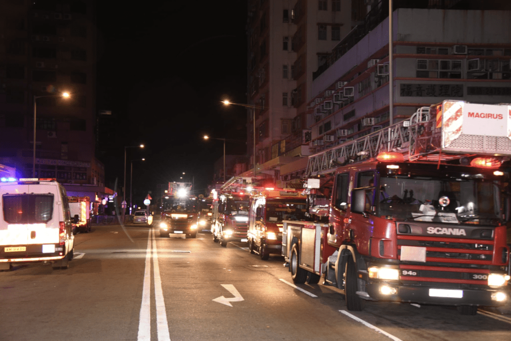 多辆消防车和警车到场。黎志伟摄