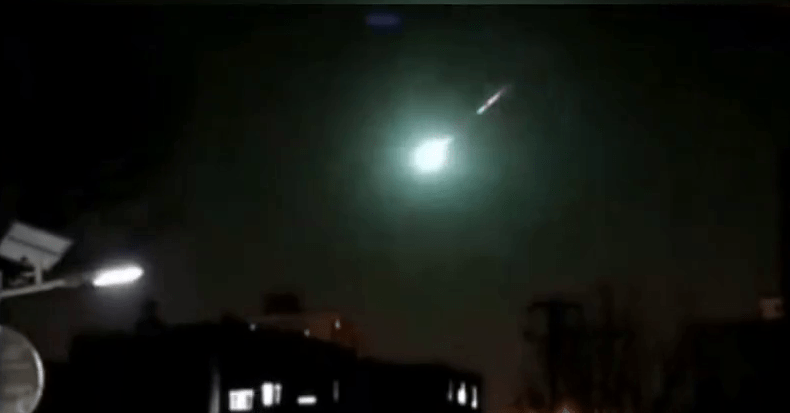 在北京，有车CAM拍下住宅大楼上方出现火流星，还爆发耀见闪光。