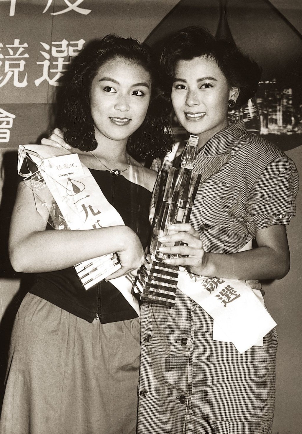 同屆亞軍係「電眼美人」李美鳳，當年被譽為最高質港姐。