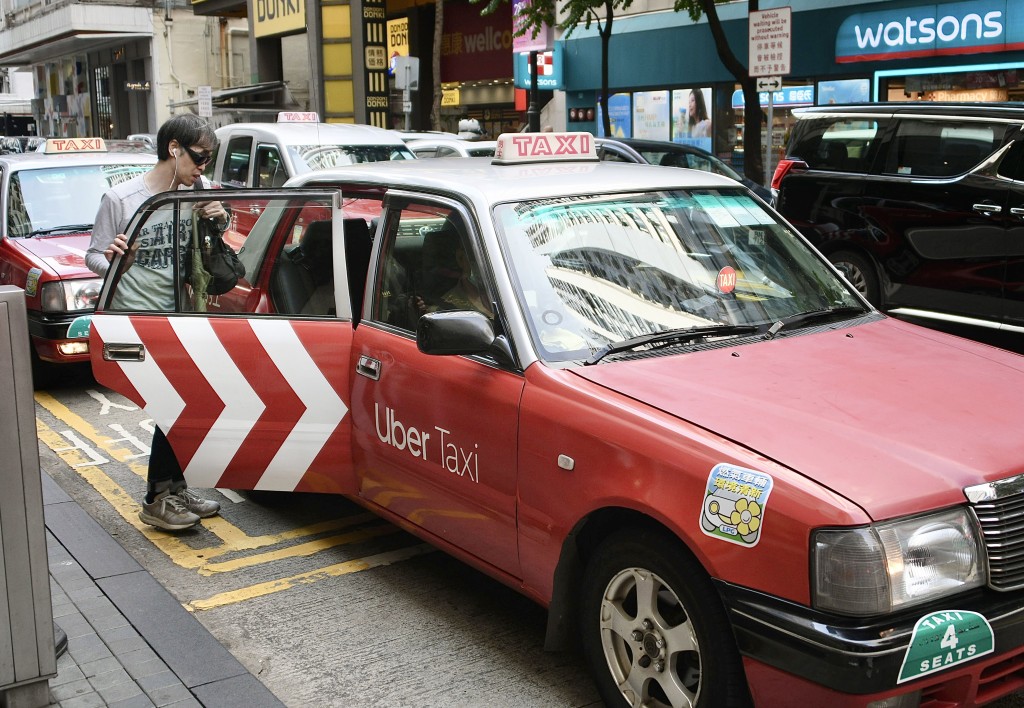 截至今年9月下旬,警方對白牌車非法取酬載客已進行95次執法行動。資料圖片 截至今年9月下旬,警方對白牌車非法取酬載客已進行95次執法行動。資料圖片