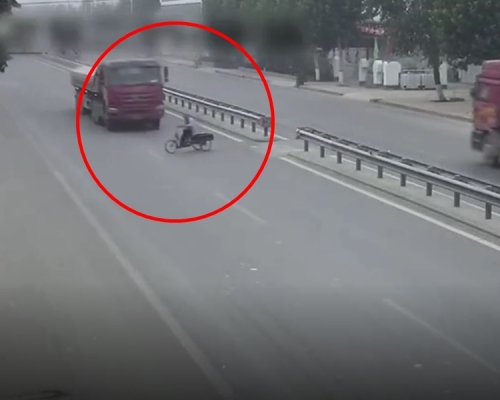 山东一名8旬老翁骑着三轮车横越马路时，遭一辆大货车猛力撞击。　影片截图