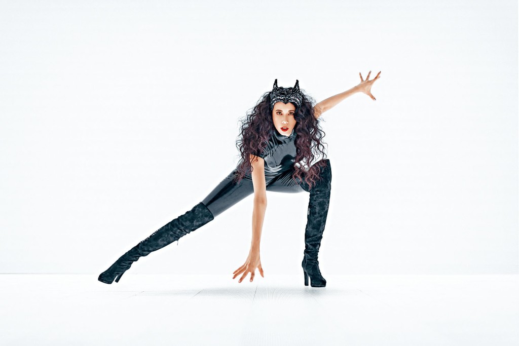 ■Karen以猫女造型上阵，型格兼性感。