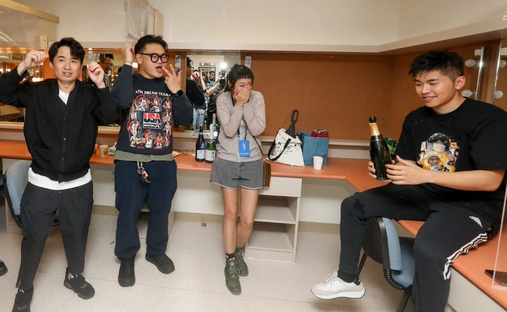 在後台開香檳慶祝。