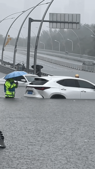 受台风巴威外围环流影响，沈阳市因暴雨陷入历史性瘫痪。 抖音