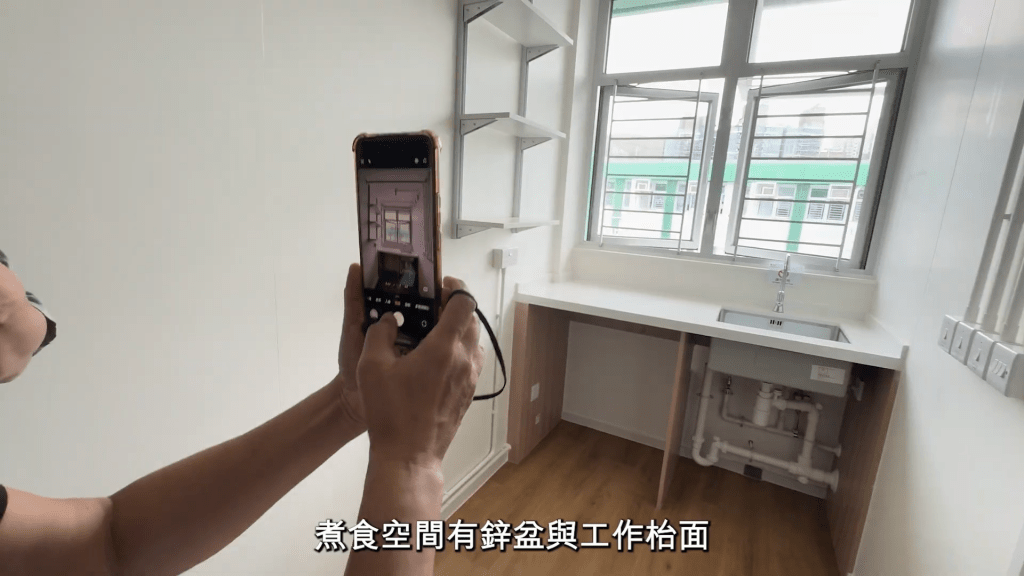 何永賢相信一定能為住在分間單位的家庭改善生活環境、提供暖心的社會服務支援,也大大減輕經濟負擔。 何永賢相信一定能為住在分間單位的家庭改善生活環境、提供暖心的社會服務支援,也大大減輕經濟負擔。