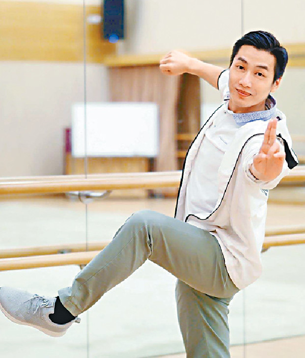 ■王志良為「呂布試馬」一幕勤練腿功。
