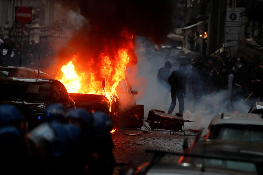  法兰克福球迷在拿不勒斯巿区，发动暴动，放火烧车等行为，当地政府出动防暴警察，场面混乱。Reuters