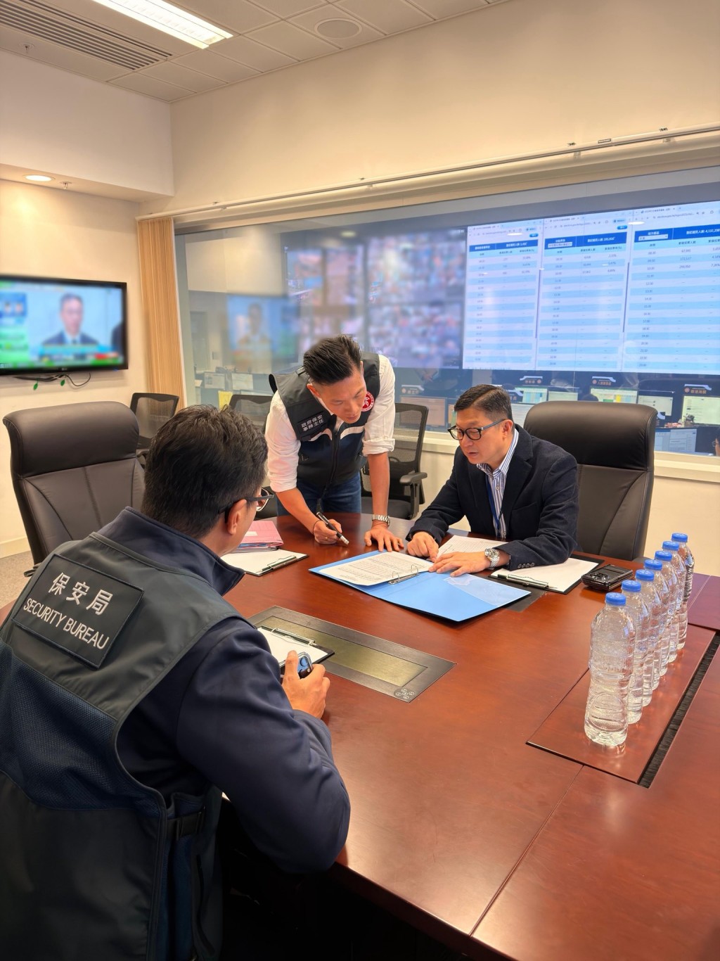 保安局局長鄧炳強聽取匯報。保安局FB 保安局局長鄧炳強聽取匯報。保安局FB