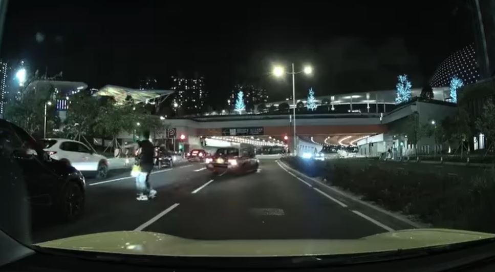 司機扶着老翁橫過兩條行車線。轉載fb車cam L（香港群組）