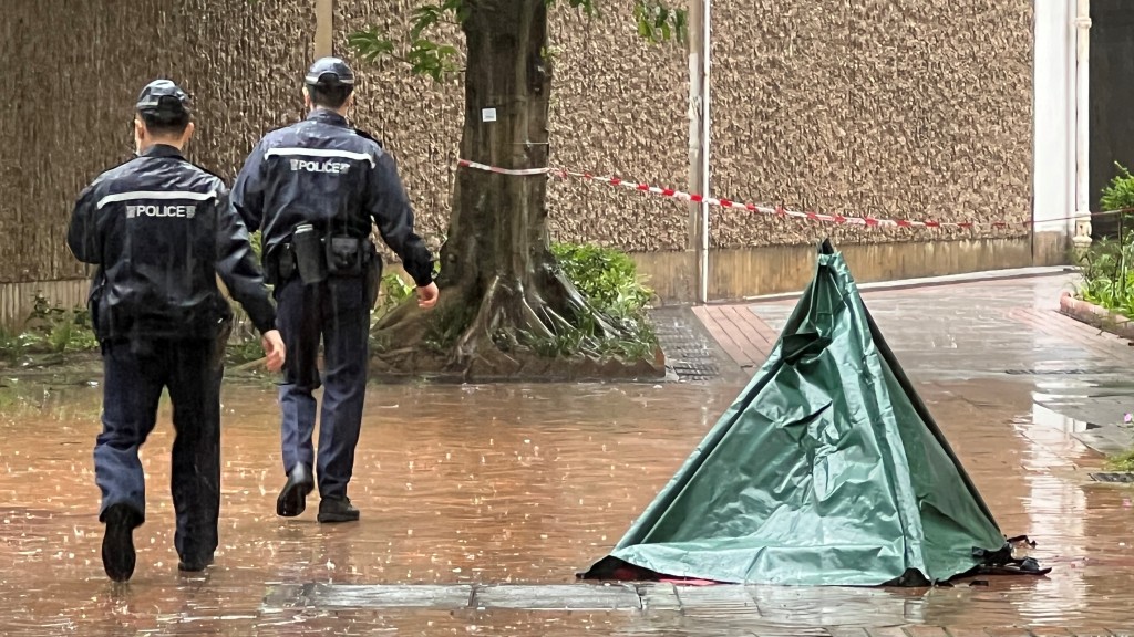 老翁遺體被帳篷遮蓋。