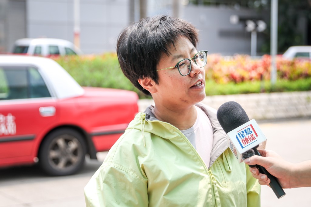 不知道新規定今日實施的乘客曹女士，上車前因現金不足特意去櫃員機先「㩒錢」。