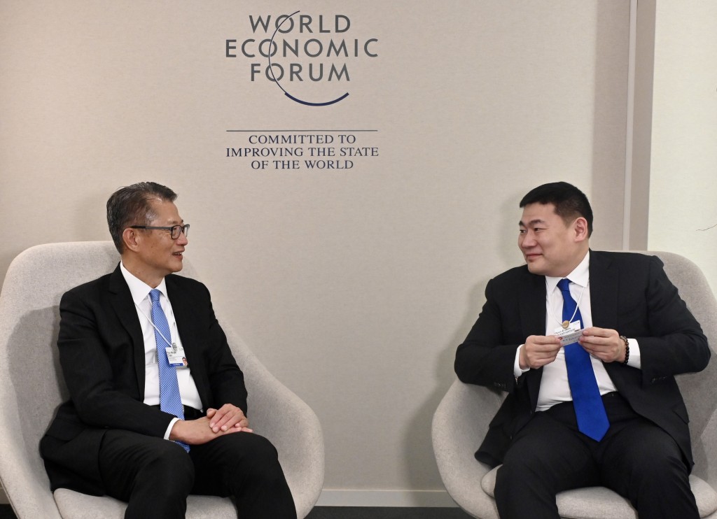 在出席世界經濟論壇年會期間，陳茂波（左）與蒙古國總理奧雲額爾登（右）會面。陳茂波網誌圖片