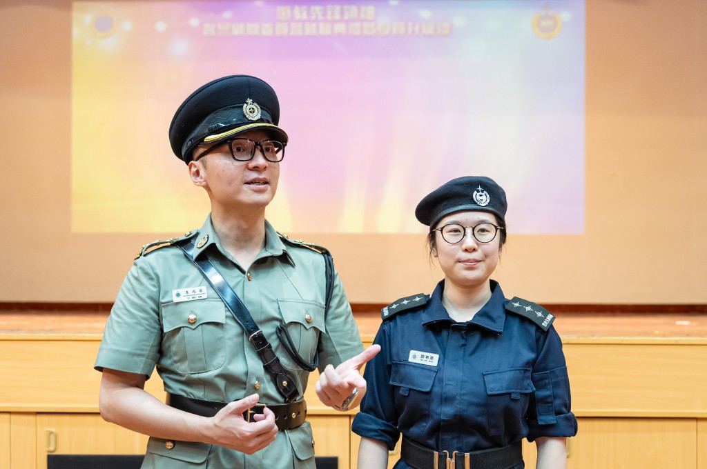惩教署总惩教主任（惩教先锋计划）李兆安（左）表示，希望每一位「惩教先锋领袖」均能学以致用、发挥所长，未来为国为港出力。旁为获晋升为「高级领袖」的欧希雯。