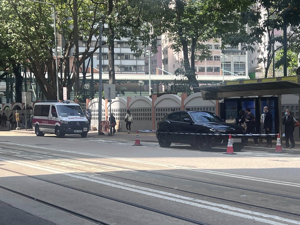 一連逾百萬元的瑪莎拉蒂SUV停泊在灣仔修頓球場對開的巴士站。網上圖片