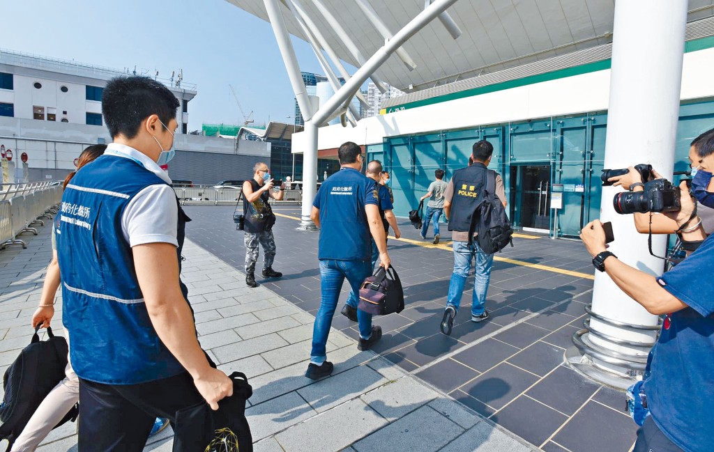 重案組探員及政府化驗所人員 帶備大批裝備到紅館調查。