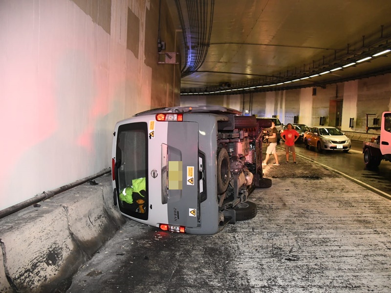 港鐵貨Van鏟行人路。