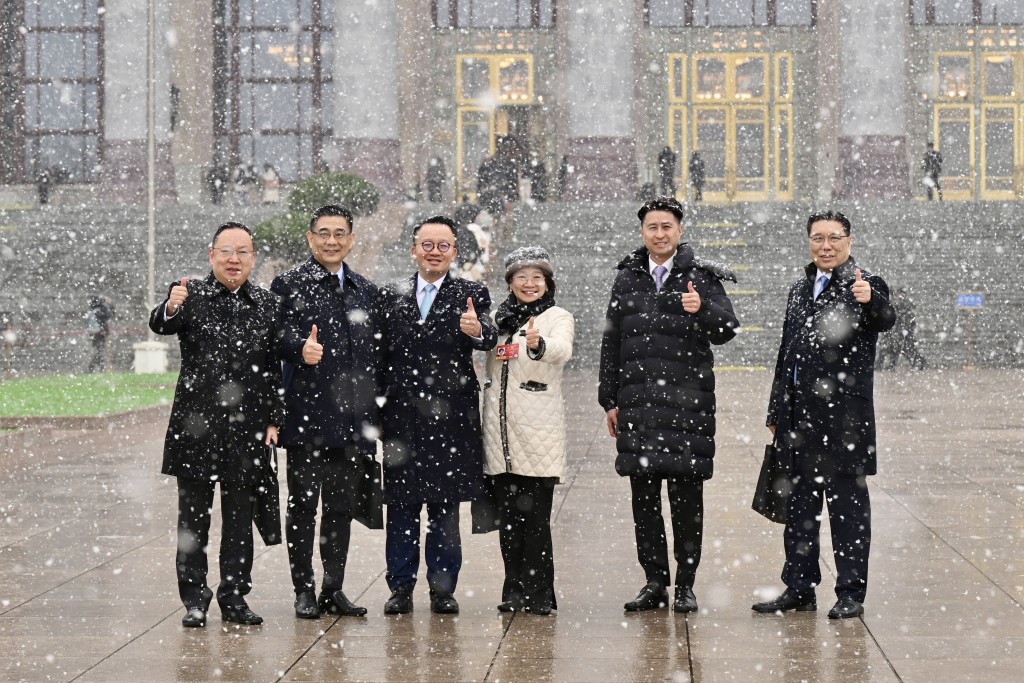 多名港區人大代表在大雪下留影。劉駿軒攝 多名港區人大代表在大雪下留影。劉駿軒攝
