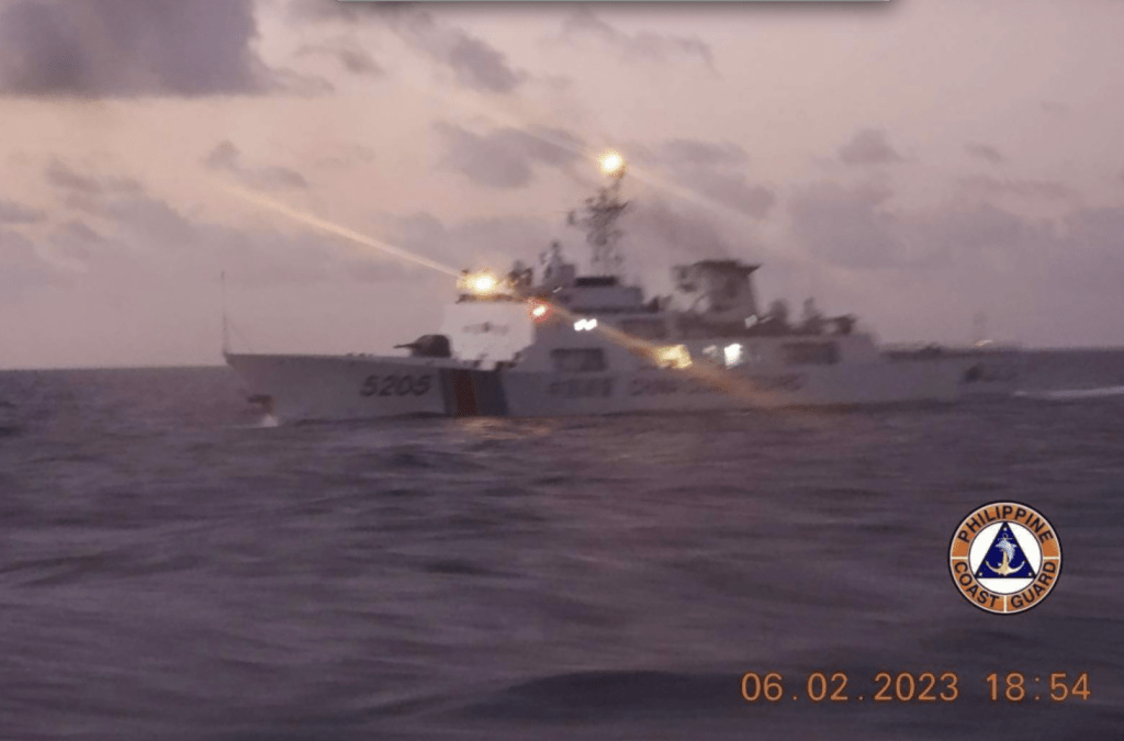 今年2月，菲律宾曾指责中国在南海活动的海警部队，试图阻止一艘菲方舰艇为驻守在南海仁爱礁的菲律宾军人提供补给，向舰艇上人员发射了「军用激光」。