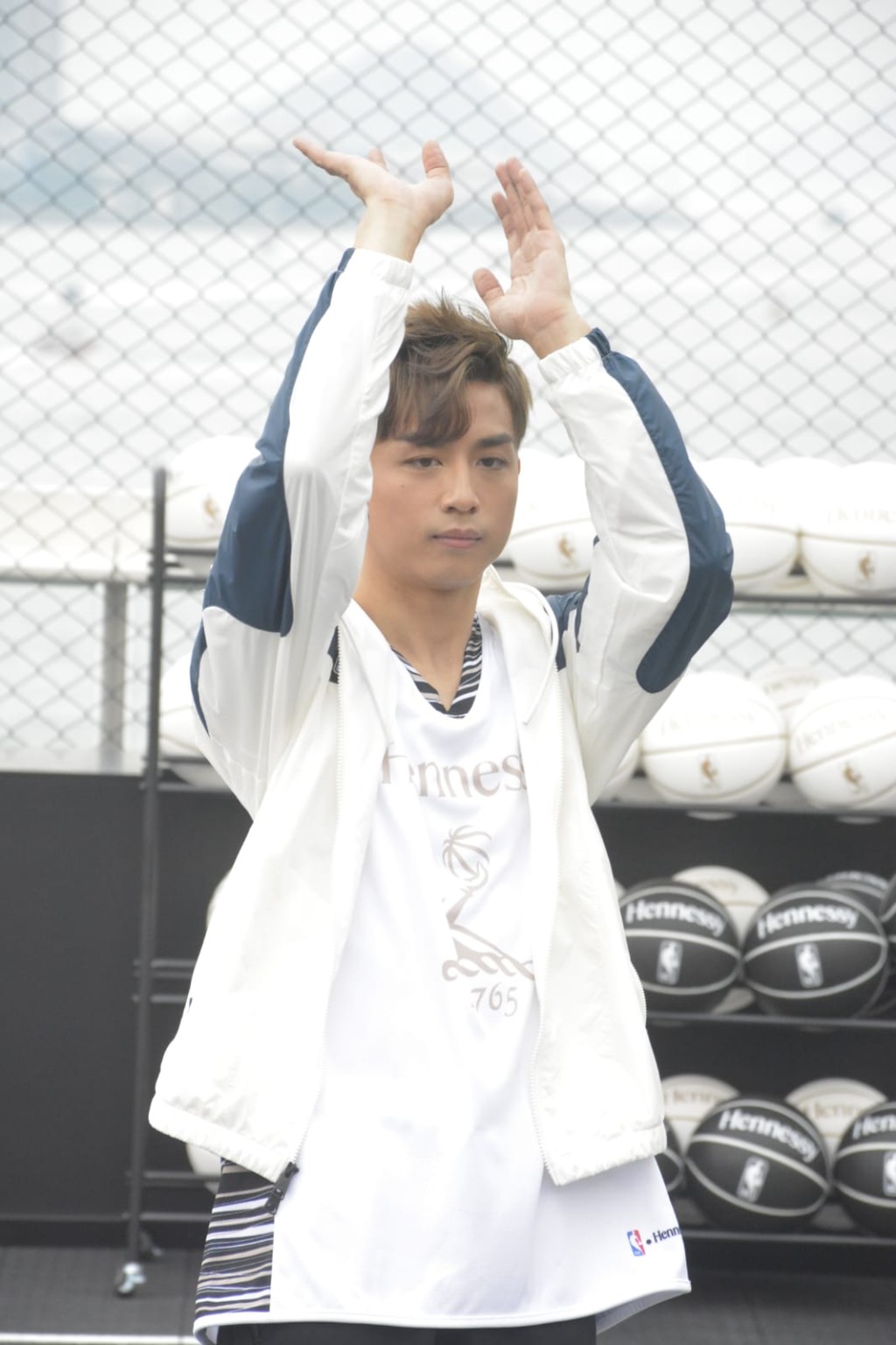 AK好似有啲姿勢。