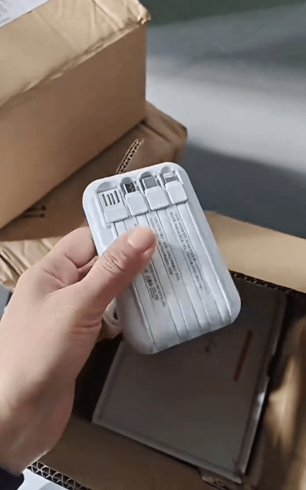 3个快递内是全是一样的“充电宝”。