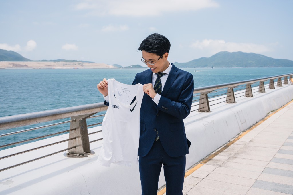 呂偉強任何時候都帶著笑容。