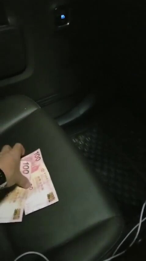 的哥乙提到当时收下乘客两张100元纸币后，随手放于旁边座位并给对方找钱。fb“将军澳主场”截图